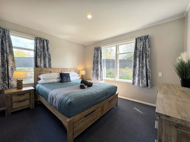 4 Bedrooms, Beach House, 5 Beds, 2 Queen Beds, Sofa, Tahuna Beach Kiwi Holiday Park & Motel 1/10