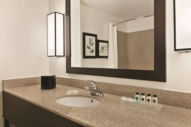 غرفة بسريرين كوين لذوي الإعاقة، Country Inn and Suites by Radisson, Petersburg, VA 5/7
