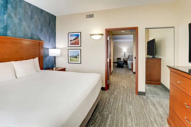 جناح بسرير كينج بغرفتين مع أريكة بحوض استحمام لذوي الإعاقة، Drury Inn Suites Denver Westminster 1/4