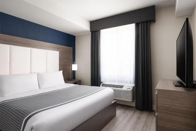 جناح بسرير كينج بشرفة مع أريكة بمطبخ صغير بحوض استحمام، Best Western Plus Gateway to the Falls 1/3