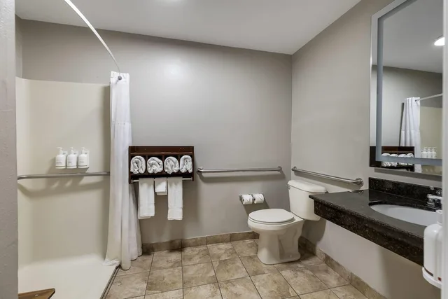 غرفة بسريرين كوين لذوي الإعاقة، La Quinta Inn & Suites by Wyndham Louisville East 6/10