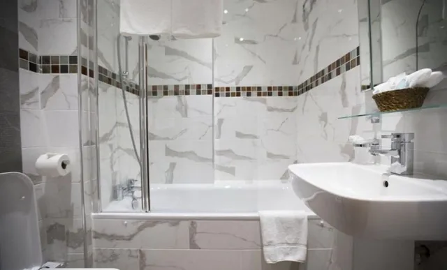 Standard, Twin Beds, The Cheshire Hotel 2/3