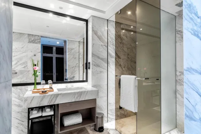 Taj Club, Twin Beds, Balcony، Taj Jumeirah Lakes Towers 3/6