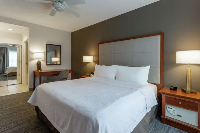 جناح تنفيذي بسرير كينج بغرفة نوم واحدة مع أريكة، Homewood Suites by Hilton Albany NY 1/2