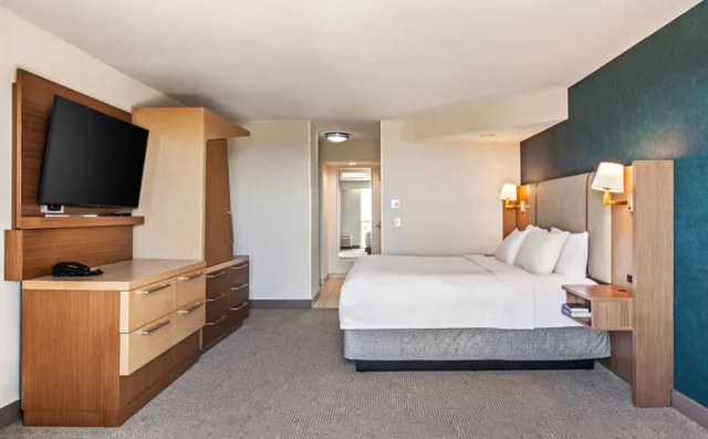 جناح بسرير كينج بإطلالة على المسبح بغرفة نوم واحدة، Courtyard by Marriott Oxnard/Ventura 1/4