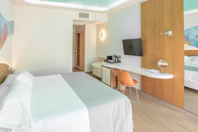 غرفة بسرير مزدوج وسرير فردي بإطلالة على المرسى بشرفة، Hotel LIVVO Puerto de Mogan 4/10