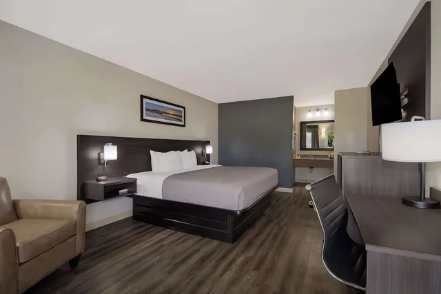 غرفة بسرير كينج للمدخنين، Quality Inn Coliseum 4/7