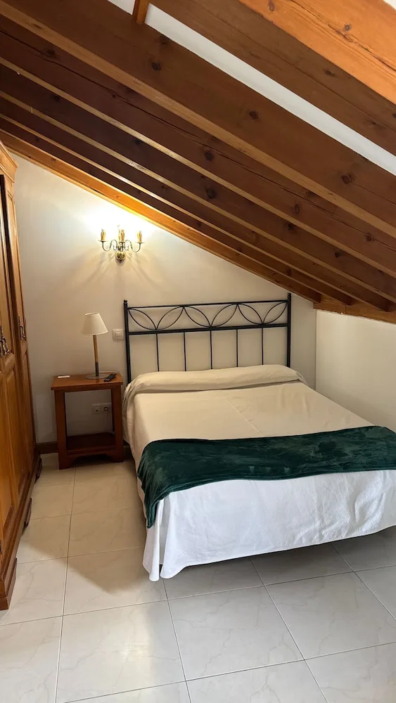 غرفة ثلاثية بسرير مزدوج وسرير فردي، Posada Rural La Cabana de Salmon 1/1