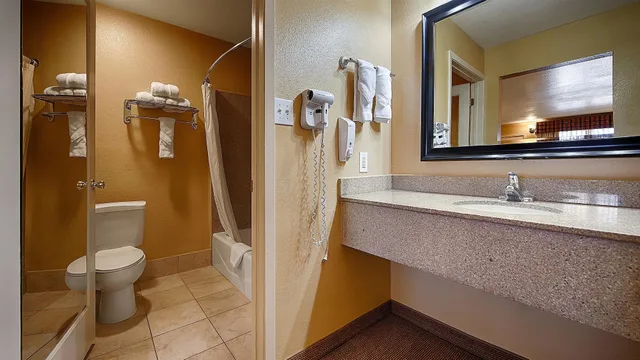 غرفة قياسية بسرير كينج، Best Western Executive Inn Hallettsville 4/4