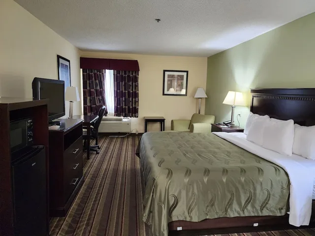 Upgrade, Efficiency, King Bed, Accessible, Quality Inn Wheelersburg OH 1/4