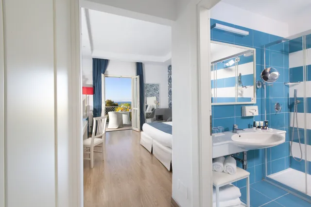 غرفة قياسية بسرير كوين بشرفة بإطلالة جزئية على البحر، Atlantic Palace Sorrento - Adults Only 4/5