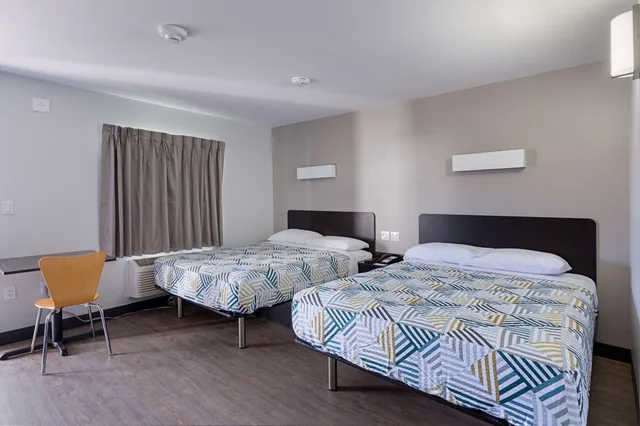 2 Queen Beds - Mobil Access Tub Nsmk Micfridg، Motel6 Show Low, AZ 1/10
