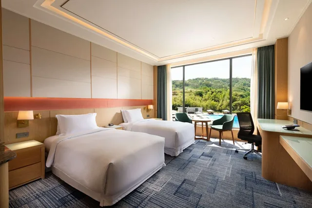 Room, Twin Beds, Pool View, Hilton Clark Sun Valley Resort 1/4
