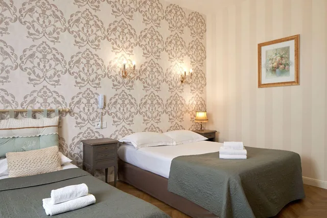 Room, Quintuple، Hotel France Et De Guise 1/4