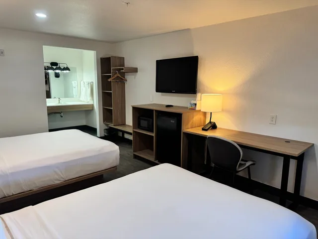 غرفة رباعية بسرير كوين لذوي الإعاقة، Rodeway Inn & Suites Rancho Mirage - Palm Desert Area 1/5