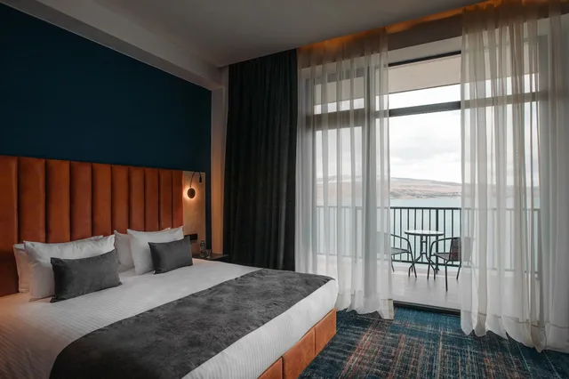 غرفة بسرير كوين بإطلالة على البحر، Gino Seaside Tbilisi, Trademark Collection By Wyndham 1/3