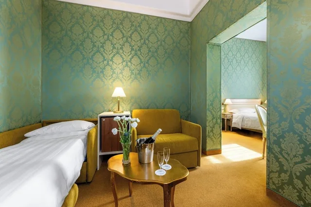 غرفة كلاسيكية ثلاثية بسرير كوين مع أريكة، Hotel Villa Delle Palme 6/10