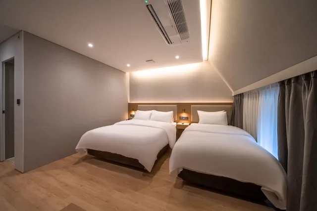 Standard, 1 Queen and 1 Single Bed, Comfort inn Yeouido 2/4