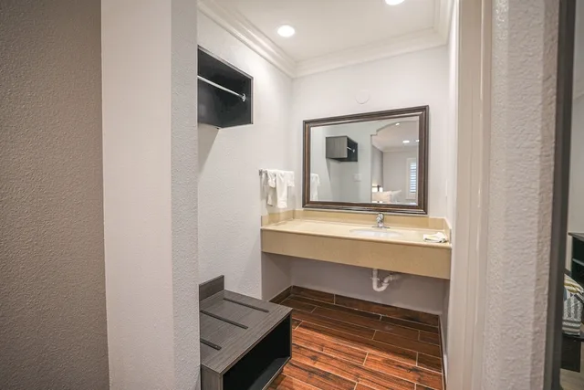 Deluxe, Queen Bed, Motel6 Tustin, CA – Orange County 9/9