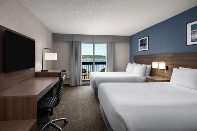 غرفة بسريرين مزدوجين بإطلالة على البحر بشرفة، Anchor Inn And Suites 1/3
