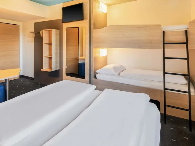 غرفة رباعية بسرير بطابقين وسرير كوين، B&B Hotel Darmstadt 2/7