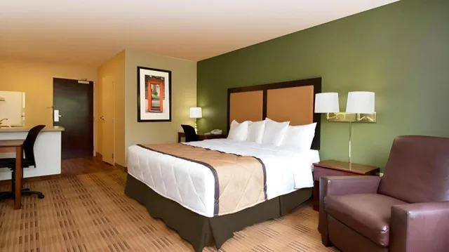 غرفة بسرير كوين مع أريكة، Studio 6 Extended stay Fairfield, OH - Cincinnati 3/10