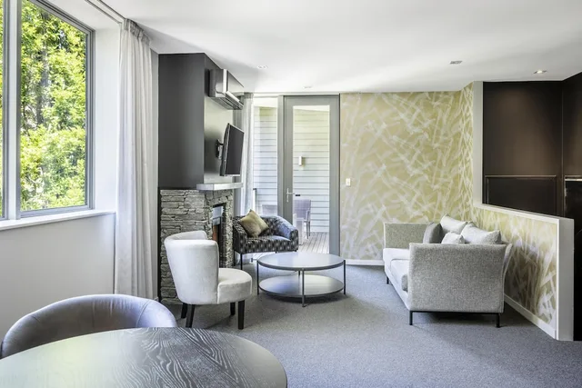 إقامة ديلوكس بسرير كينج وسريرين منفصلين بإطلالة على البحيرة بغرفتي نوم، Hilton Queenstown Resort and Spa 5/10