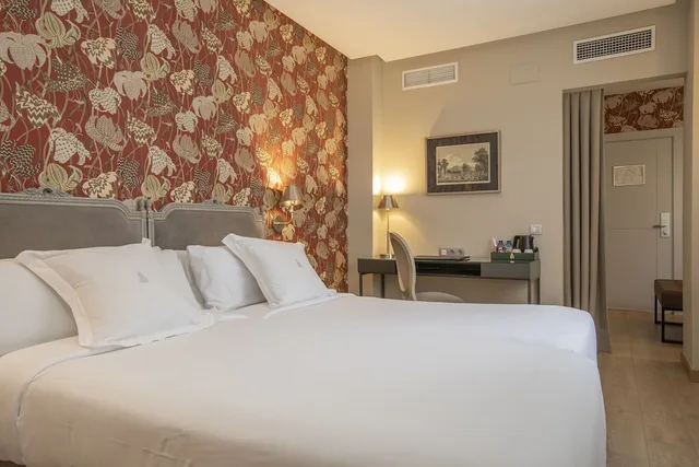 غرفة ثلاثية بسريرين منفصلين مع أريكة، Meninas Hotel 1/6