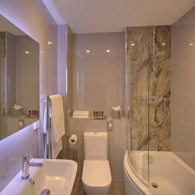 غرفة بسريرين منفصلين بحوض استحمام، Denbies Farmhouse Accommodation 4/4