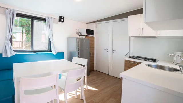 2 Bedrooms, Comfort, Mobile Home, 1 Queen and 3 Single Beds، Camping Weekend Glamping Boutique 3/3
