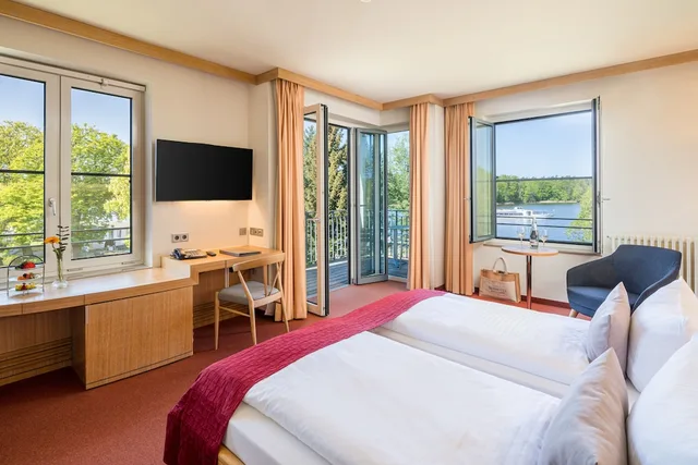 غرفة بريميوم بسرير مزدوج بإطلالة على البحيرة، Seehotel Rheinsberg 1/3