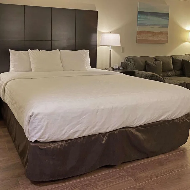 غرفة بسرير كينج مع أريكة، Clarion Hotel & Conference Center Toms River 3/6