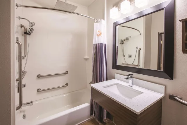 Room, Queen Bed, Accessible, La Quinta Inn & Suites by Wyndham NW Tucson Marana 7/10