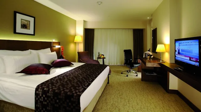 Junior Suite, King Bed, Crowne Plaza Istanbul Harbiye Hotel 2/10