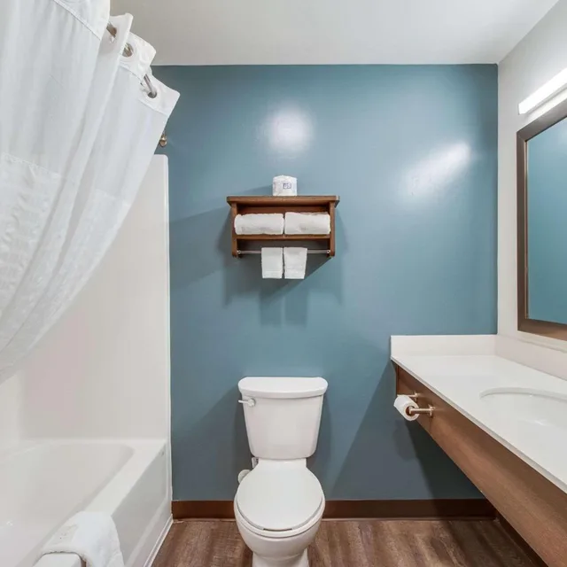 غرفة بسرير كوين مع أريكة بحوض استحمام لذوي الإعاقة، WoodSpring Suites Bakersfield Airport 5/5