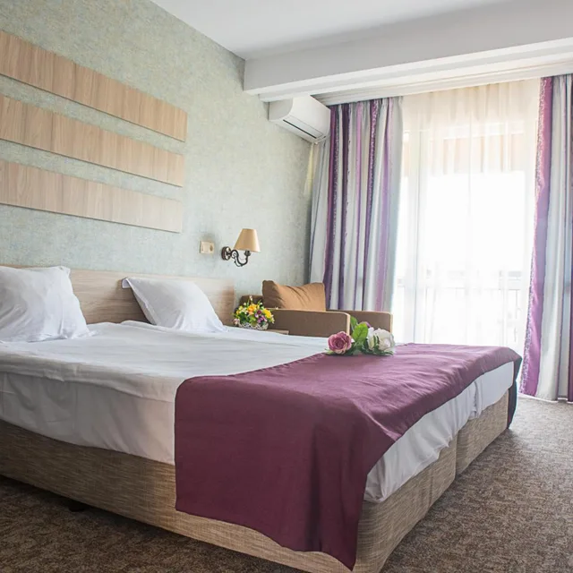 غرفة قياسية بسرير مزدوج أو سريرين منفصلين مع سرير إضافي، HI Hotels Imperial Resort 1/5