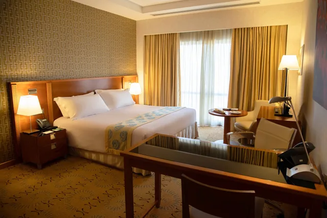جناح بسرير كينج بإطلالة على المسبح بغرفة نوم واحدة مع دخول صالة النادي للمدخنين، Holiday Inn Kuwait 7/10