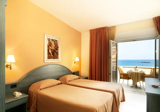 غرفة بانورامية بسرير كوين بإطلالة على البحر بشرفة، Riviera Castelsardo Hotel 5/10
