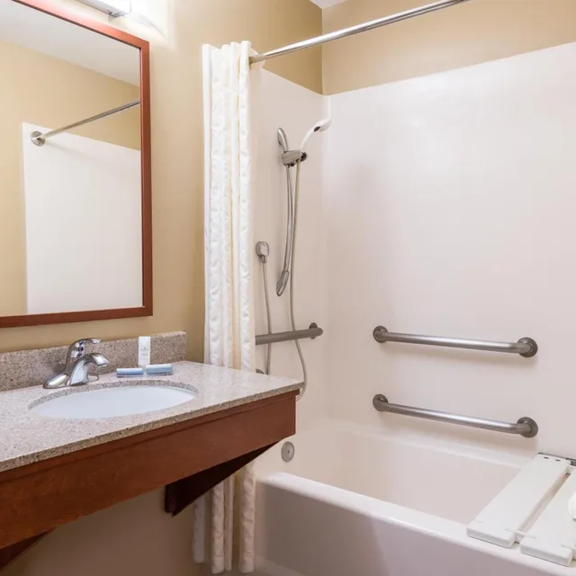 غرفة بسرير كوين بغرفة نوم واحدة لذوي الإعاقة، Candlewood Suites LAX Hawthorne 1/1