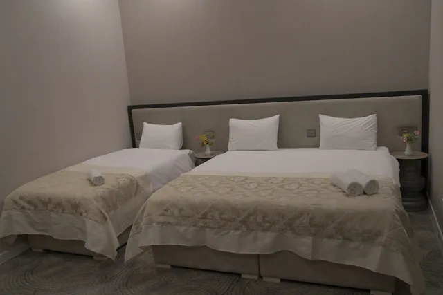غرفة قياسية ثلاثية بثلاثة أسرّة، Premier Hotel 6/10
