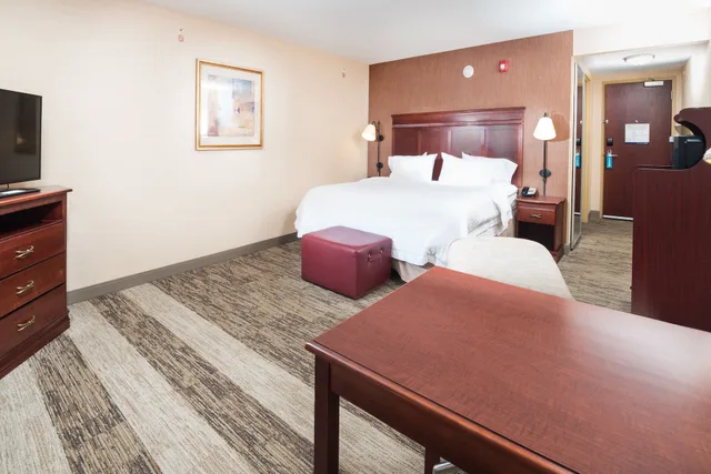 غرفة كبيرة بسرير كينج، Hampton Inn & Suites Greensburg 1/4