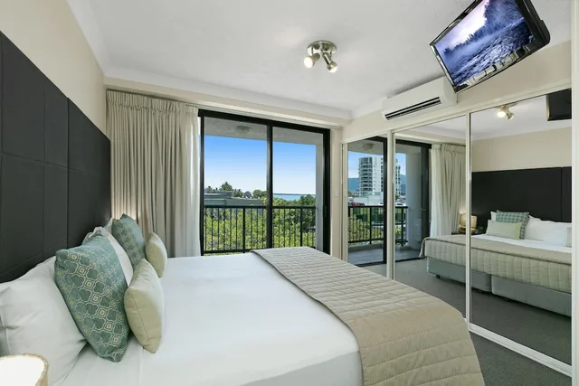 2 Bedrooms, Apartment, 2 King Beds, Esplanade View, Dual Key, Mantra Esplanade Cairns 1/6