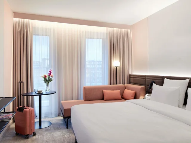 Superior, Double Bed, Sofa, Novotel Hamburg Central Station 2/7