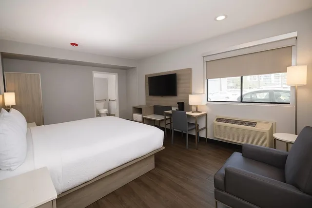 غرفة بزنس بسرير كوين لذوي الإعاقة، Travelodge By Wyndham LAX South 1/10