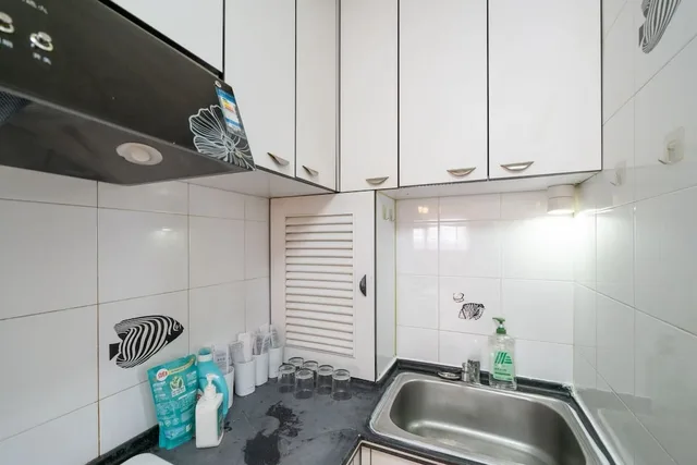 Economy, Apartment, 1 Single and 2 Double Beds، Book and Bed-People's Square 10/10