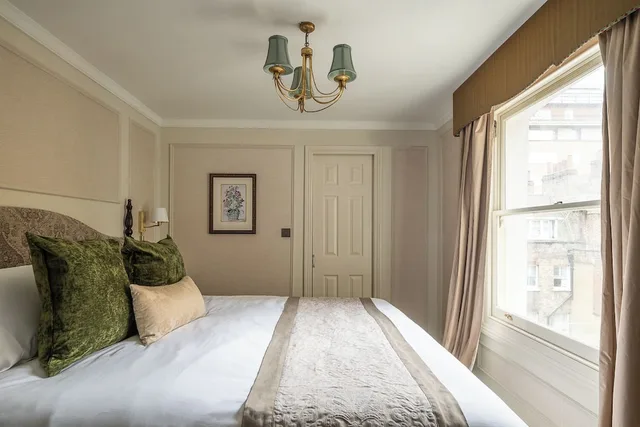 Superior, King Bed, Small, The Leonard Hotel 4/8