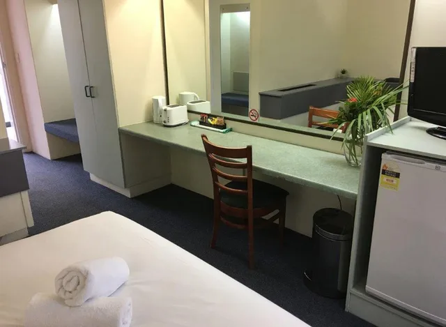 جناح بسرير كوين، Emerald Central Hotel 8/10