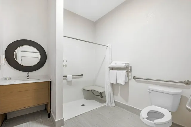 جناح بسرير كينج مع أريكة لذوي الإعاقة، Comfort Suites near Indianapolis Airport 4/4