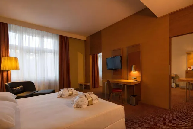 جناح بريفيليج بسرير كوين مع أريكة، Mercure Ostrava Center Hotel 1/10
