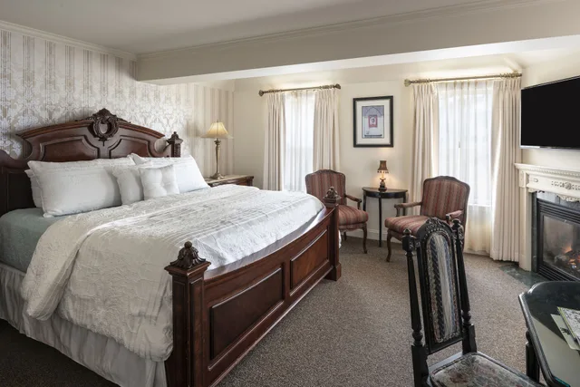 White, King Bed، The Inn At Thorn Hill Spa 1/2
